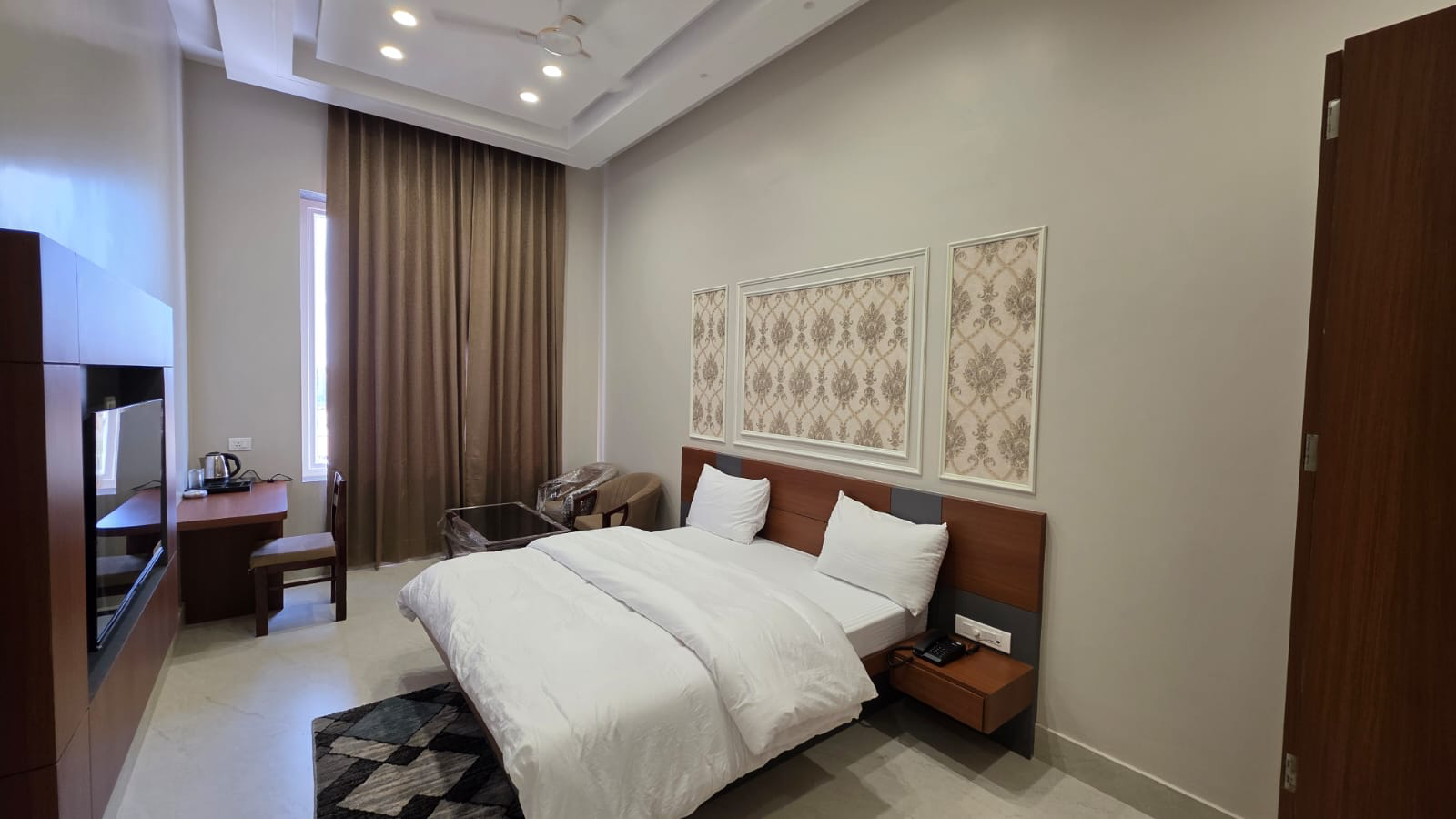 Air-conditioned luxury room at Rajmahal hotel